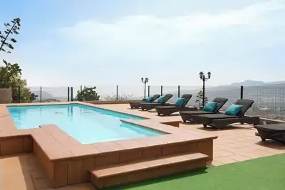 Image de Maison de vacances La Llave avec vue sur mer et montagne, piscine, Wi-Fi, terrasses et jardin