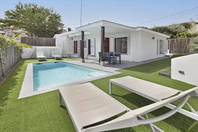 Image de Maison de vacances avec vue sur la montagne, piscine privée, climatisation et WiFi