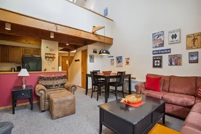 Image de Vue imprenable et emplacement - piste de ski retour / service de navette avec un centre sportif