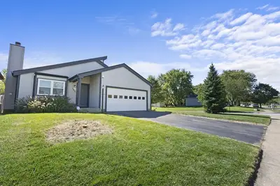 Image de 3 Bedroom Ranch Home w/ fenced back yard and deck.