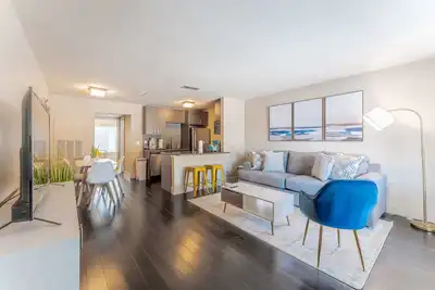 Image de Spacious 1br close to Downtown w fast wifi & gym