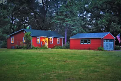 Image de Red Riverfront Cottage w/Firepit & Swings, Blackhawk on the Fox! !
