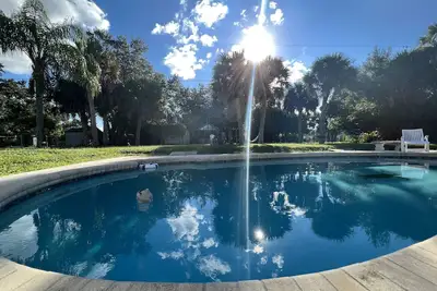 Image de Pool house( Heated pool) with Oasis garden near the beach Location! Location!