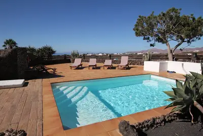 Image de De superbes vues panoramiques sur la mer, l'île de Fueterventura et les montagnes