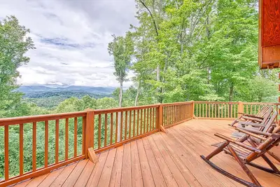 Breath-taking long-range views nestled in the heart of the Great Smoky Mountains