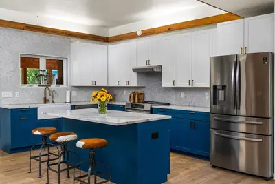 Image de Boho-Ranch Retreat in Hip East Austin w Hot Tub and Cowgirl pool.