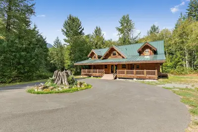 Image de Grande Lodge: luxurious log home on 6+ acres w/ hot tub near hikes & more!