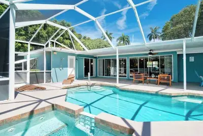 Image de House plus Guest House. . . *5bd/4ba! * Heated Pool and Hot Tub. . minutes to beaches