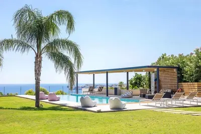Image de Spacious beach front Vila with 100 sqm infinity pool, a basket ball court