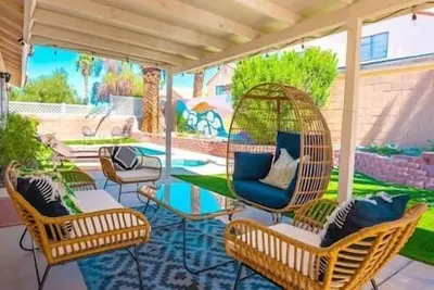 Image de Cozy 3br Home with spa & pool - 9 Mi to Lv Strip!
