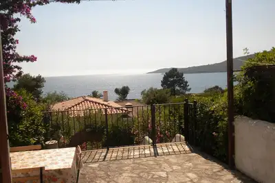 Image de Dans résidence arborée, 100m des plages, villa mitoyenne vue mer.