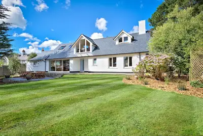 Image de Few mins walk from the beach! Large detached house, stunning sea views, hot tub!