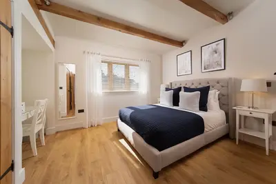 Image de Stylish and spacious countryside cottage, sleeps 4, with hot tub near coast.