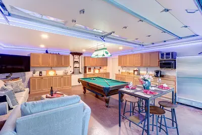 Image de Private, ! B/B, Billiard room with deck, Outdoor living, Privacy, Fenced, Yard