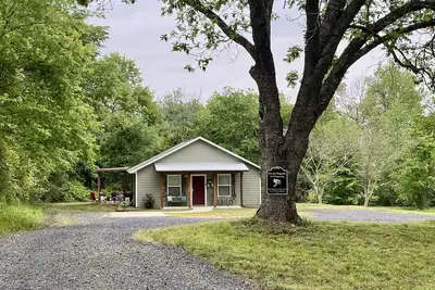 Image de Honey Bee Cottage, ez trailer parking 🔥place, king, paved, 🔥pit, Fast Wifi 3tvs