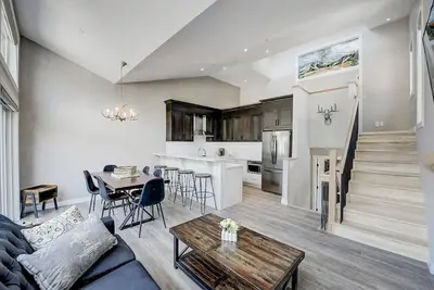 Image de Panoramic Views, Bbq, Steps to Downtown Fun