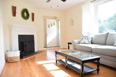 Image de The Little Yellow Cottage