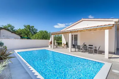 Image de Belle maison à Valbandon avec WiFi