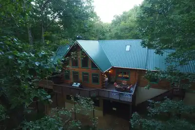 Image de Pet Friendly 4 Bed Log Cabin! Golfing, Two Pools, Hiking & Private Fishing Lake!