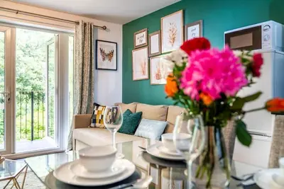 Forest View Apartment with private balcony- Southampton