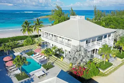 Image de Majestic 9br Beachfront Estate w/ Private Pool - Perfect for Groups and Families