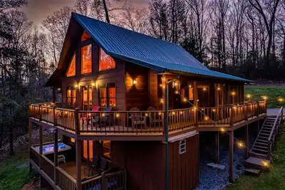 Image de ★Cozy Cabin with Hot Tub, Game Room, and Fire pit! ★ Wears Valley!