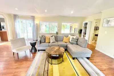 Bright Spacious Home, Huge private backyard, 10 Mins to Pdx Airport