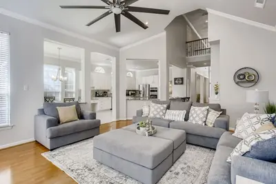 Image de Big 5 Bed/ 3. 5 Bath Modern Home ⌂ Disney+ included, Free Parking, Fast Wi-Fi