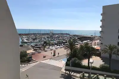 With Wlan, right on the beach with a view of the harbor