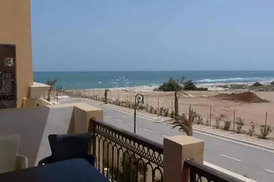 Image de 3 room waterfront apartment with swimming pool