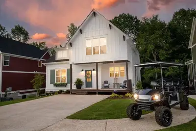 Image de Lake House with Golf Cart