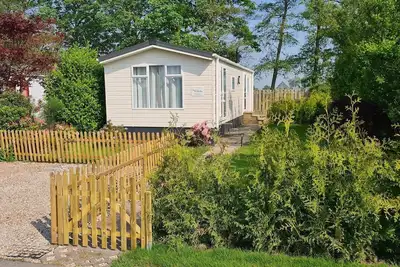 Image de This brand new chalet is located on the edge of the park with a view of the meadows and the Valkogerdijk. It has an enclosed garden with a lovely terrace.