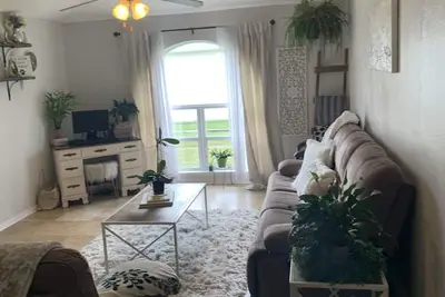 Image de Small Town Living; Dining, Shopping, Kayaking, Rivers, Lakes, Nursing Home