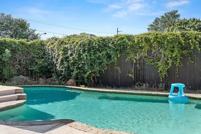 Image de Spacious Home with Heated Pool & Billiard sleep 18