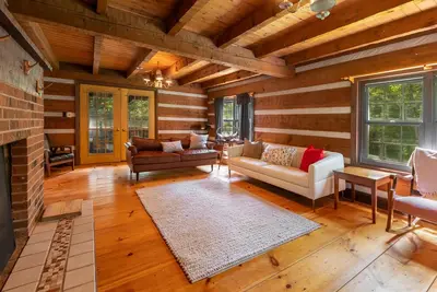 Image de Trillium Chalet - Luxury Primitive Cabin tucked in the woods on 10+ acres