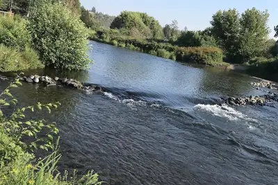 Image de Riverfront on half acre lot--2 car garage--walk to tap house and restaurants