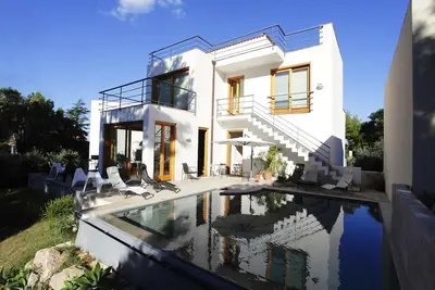 Detached apartment in villa with pool near the sea