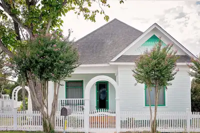 Image de Beautiful, meticulously restored 1908 home.