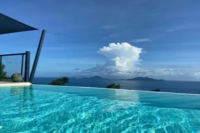Image de Villa avec piscine débordement chauffée et vue mer