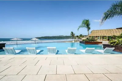 Image de 4 guests, 2 Beds / 2. 5 Baths • Villa in Gated Community / Beachfront Pool & Club