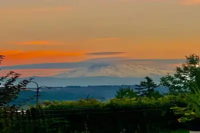 Image de Tranquil Family Retreat with Mt. Rainier Views – Spacious 4br Home- 30 days Stay