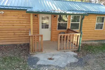 Image de Cabin with a tree house on a working buffalo farm near the Buffalo River.