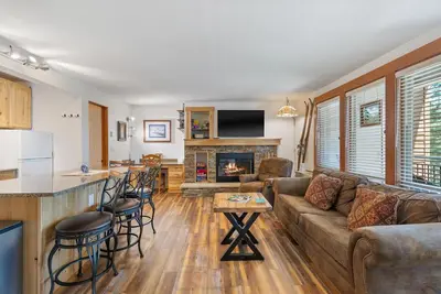 Image de Beautiful updated one bedroom condo at Seventh Mountain Resort.