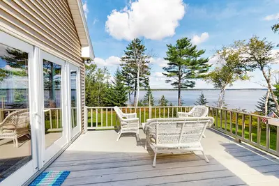 Image de Dog-friendly, bayfront home w/rocky beach, full kitchen, washer/dryer & firepit