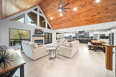 Image de Wakes N Shades-Brand New. Private Dock. Hot Tub. 9 Bed/12 Bath. Theater Room