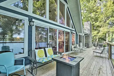 Image de Renovated Lakeside Home w/ Private Boat Dock!