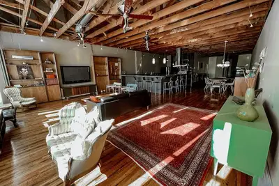 Image de Downtown loft apartment with excellent views, furnishings and location on square