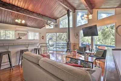 Image de 1 Mi to Lake Gregory: Mtn-View Cabin w/ Deck