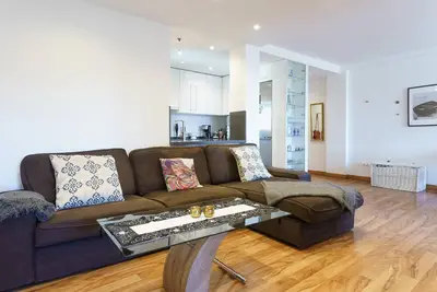 Image de Appartement moderne à Los Boliches avec piscine partagée, balcon et Wi-Fi.