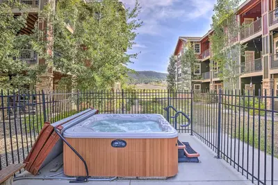 Image de Ski, Hike & Golf: Granby Condo w/ Shared Amenities